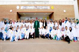 Image du Maroc Professionnelle de  Sa Majesté le Roi Mohammed VI pose pour une photo souvenir après avoir présidé l'inauguration à l'arrondissement Sidi Moumen de Casablanca un Centre médical de proximité - Fondation Mohammed V pour la Solidarité, le 20 Mai 2019 (Photo/ SPPR) via Jalilbounhar.com
 